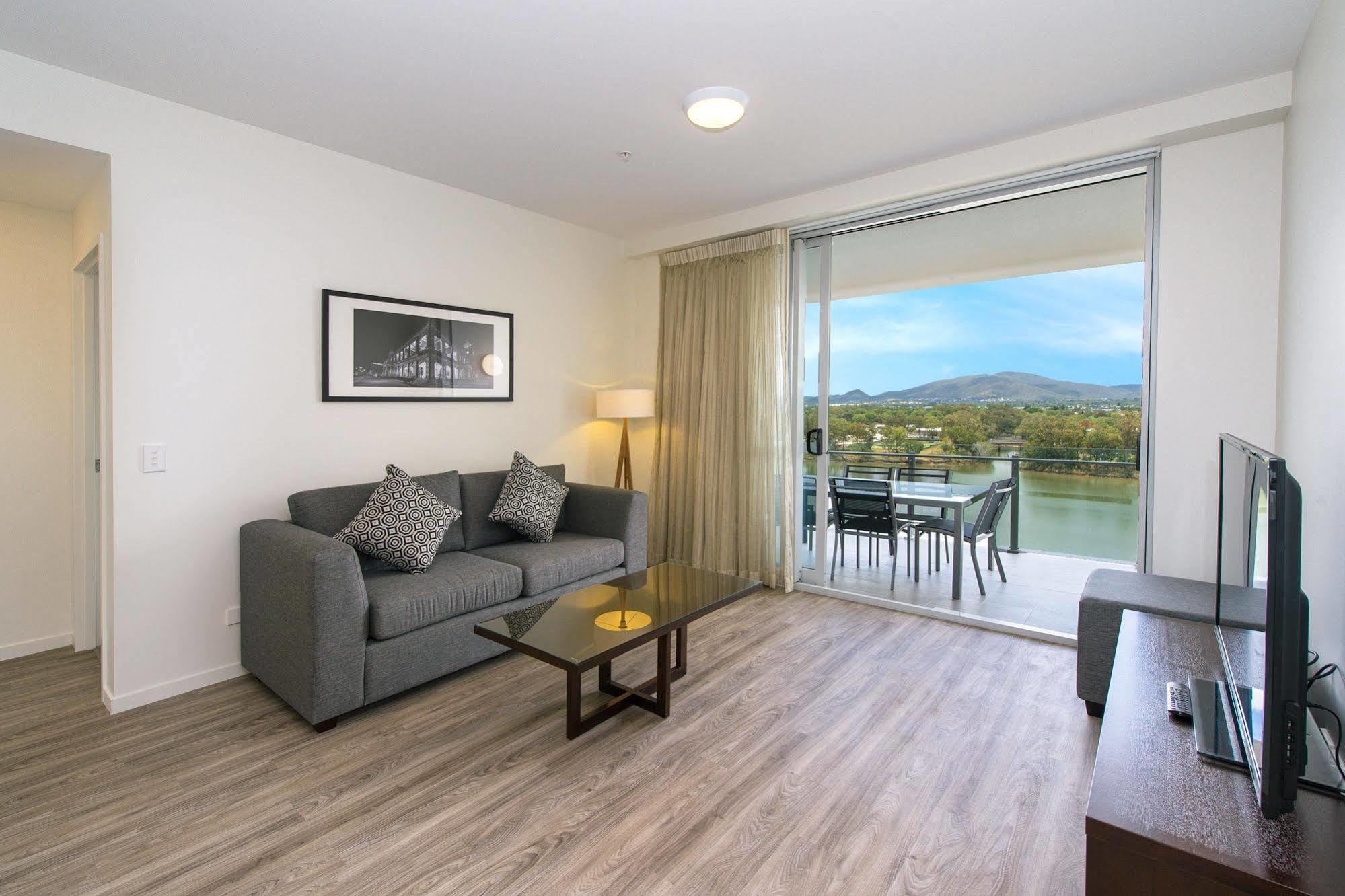 Empire Apartment Hotel Rockhampton Bagian luar foto