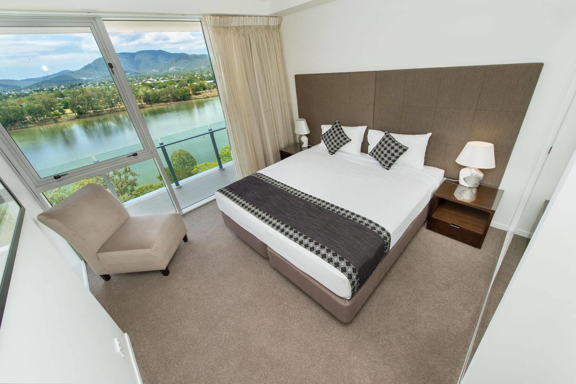 Empire Apartment Hotel Rockhampton Bagian luar foto