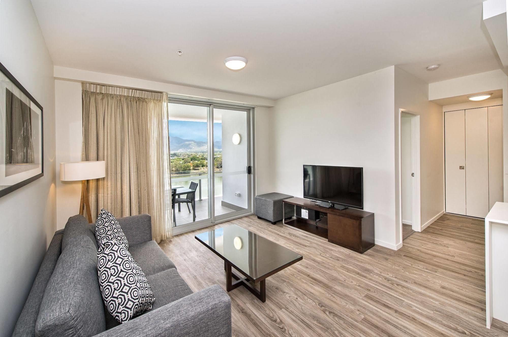 Empire Apartment Hotel Rockhampton Bagian luar foto