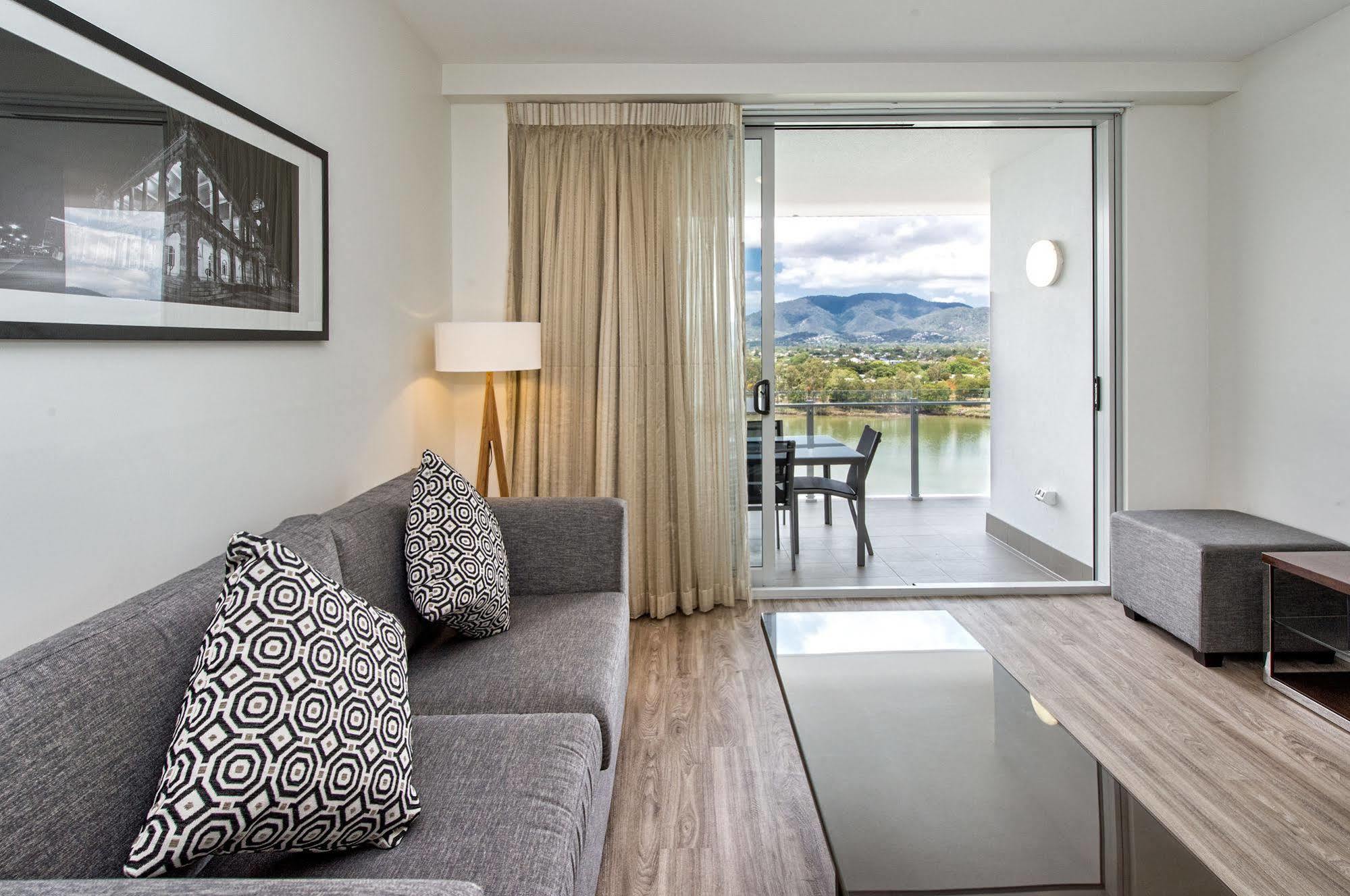 Empire Apartment Hotel Rockhampton Bagian luar foto