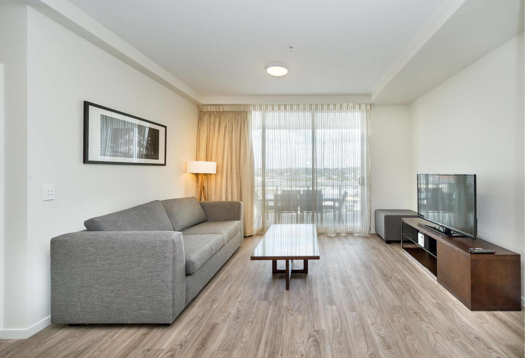 Empire Apartment Hotel Rockhampton Bagian luar foto