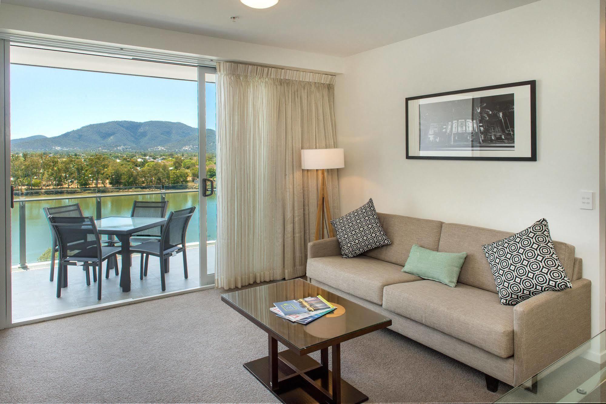 Empire Apartment Hotel Rockhampton Bagian luar foto