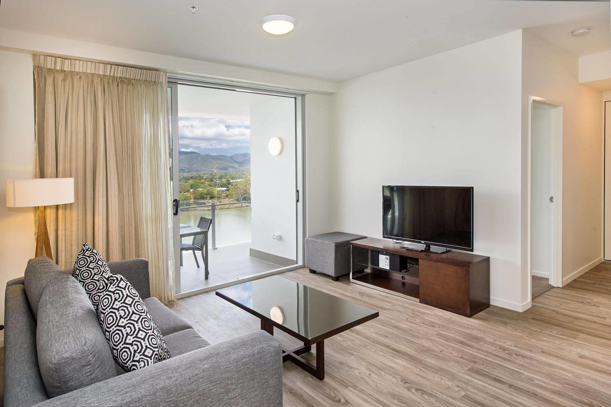 Empire Apartment Hotel Rockhampton Bagian luar foto